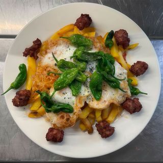 Huevos estrellados con longaniza