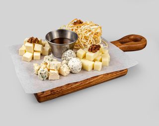 Ассорти домашних сыров новый