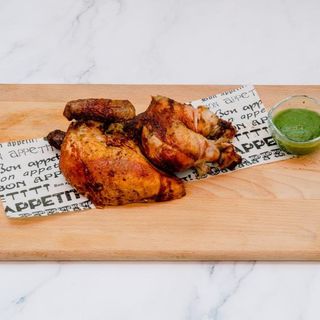 1/2 pollo con patatas fritas y ensalada + 3 salsas