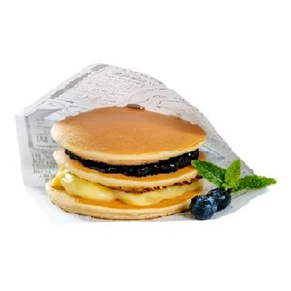 Trio pancakes cu cremă de vanilie și dulceață de afine