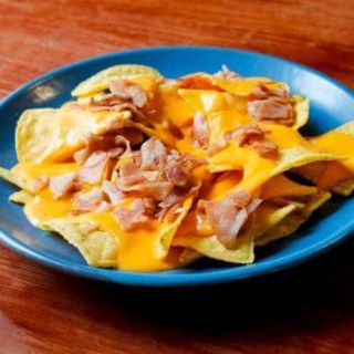 Tapa De Nachos Con Bacon Y Salsa Cheddar