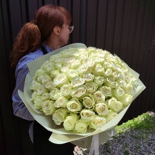 75 білих троянд з пакуванням 