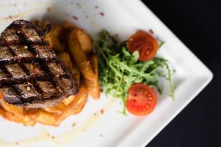 Classic biftek, gril povrće i pomfrit