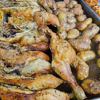 Ración De Muslo De Pollo Con Patatas