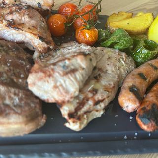PARRILLADA DE CARNE A LA BRASA (2 PERSONAS)