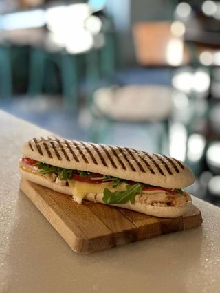 PANINI DE POLLO ASADO