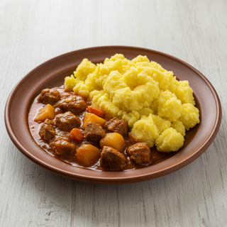 Tocăniță oșenească de miel cu mămăligă/ piure