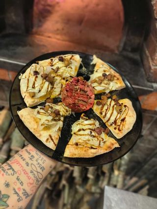 La Macelleria 2.0 (Pizza con Tartare di Fassona)