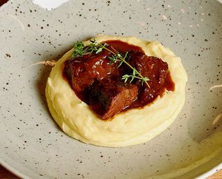 Говяжьи щеки с картофельным пюре