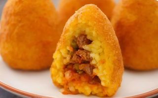 Arancino di riso con ragù e piselli