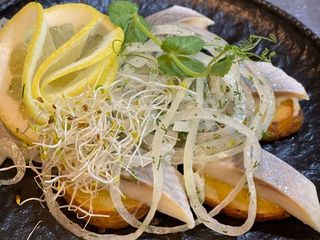 Śledźi na pieczonym ziemniaku