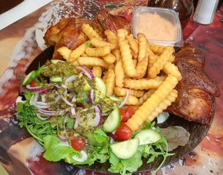 Talerz kurczak + frytki + sałatka