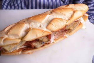 Bocadillo De Jamón Con Berenjena Y Roquefort