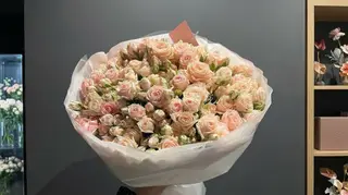 „Fluffy Peach“ – დიდი თაიგული სპრეი-ვარდებით