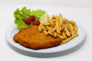 25. Cotoletta fritta con patatine