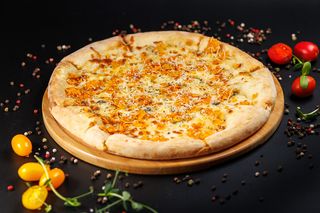 Пицца сырная с чипсами