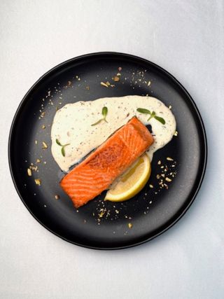 Стейк лосося з фісташковим соусом