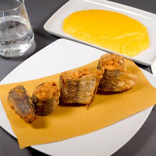 Cod prăjit cu mămăligă