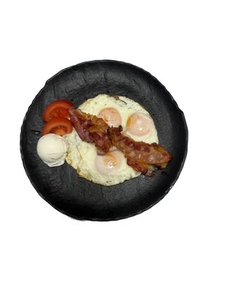 Jaja sa slaninom ili pršutom