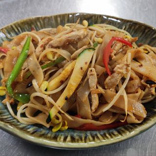 Pad thai con pollo 