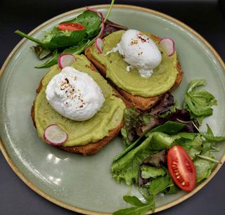 Avocado tost sa jajima 250g