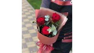 წითელი ვარდი ევკალიპტი