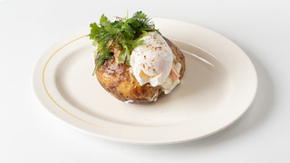 Запеченный картофель с копченным лососем 