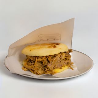 Arepa de carne mechada