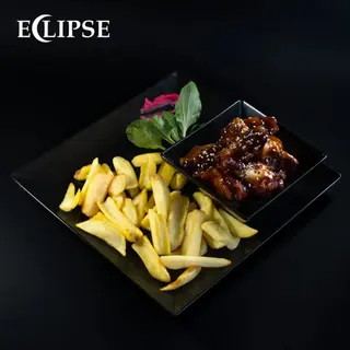 Aripioare picante cu cartofi prajiti si sos bbq