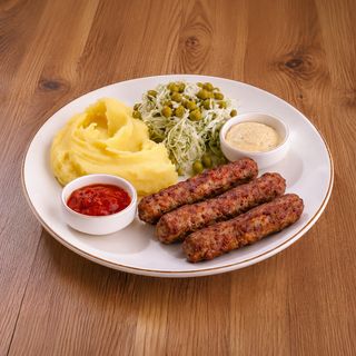 Mititei cu piure de cartofi și salată