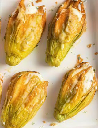 Fiori di zucca ripieni con mozzarella e alici