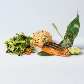 SALMONE ALLA GRIGLIA CON RISO GAMBERI E VERDURE