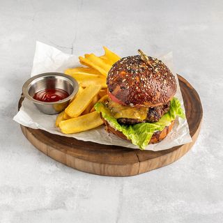 Бургер с мраморной говядиной, двойным сыром и овощами