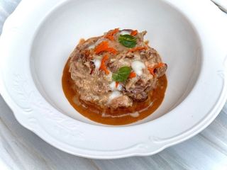 М’ясо з бичачого хвоста, повільно томлене з овочами (250g)