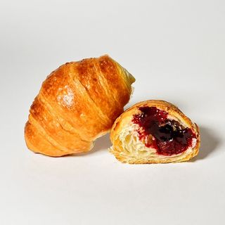 Круасан з вишневим джемом (100г)