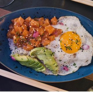 Poke de salmon Noruego