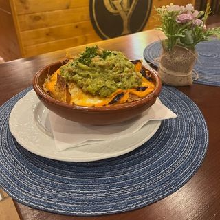 Nachos con queso cheddar y guacamole