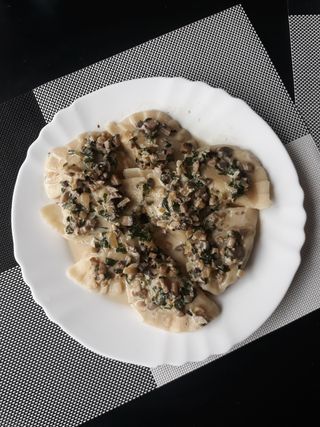 Pierogi ziemniakami w sosie pieczarkowym