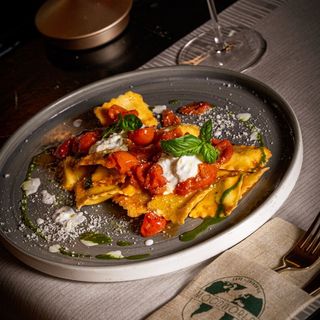 Ravioli pachino stracciata di bufala e salsa al basilico