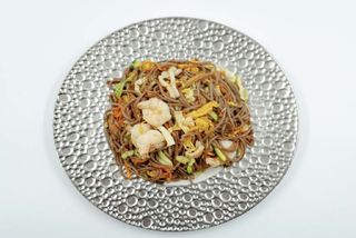 Spaghetti soba ai frutti di mare