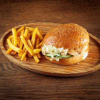 Pileće belo meso u lepinji sa pomfritom + Coca-Cola