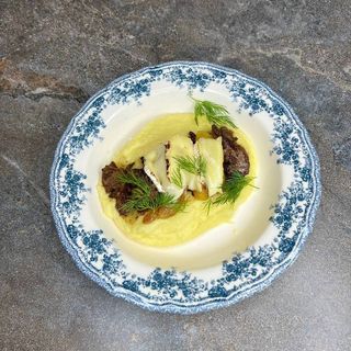 Куряча печінка з яблуками та сиром Брі з картопляним пюре