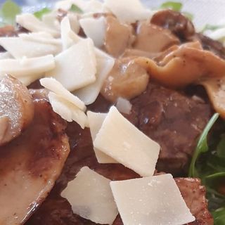 Straccetti rucola e scaglie di parmigiano