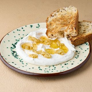 Лабне з пряним часником та крафтовим хлібом