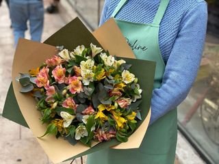 ყვითელი ალსტრომერიას მიქსი (ზომა M)