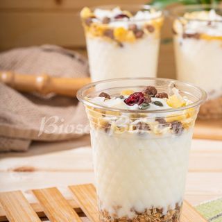 Йогурт с гранола, мюсли, мед и плодове - в чаша