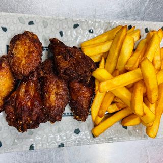 Alitas de pollo con patatas fritas 