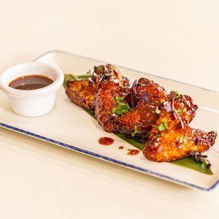 ALITAS CRISPÍ CON UN TOQUE PICANTE