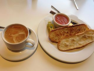 Café Con Tostada de Pan rústico