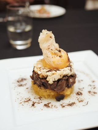 Timbal de Huevos Rotos con Hongos y Aceite de Trufa